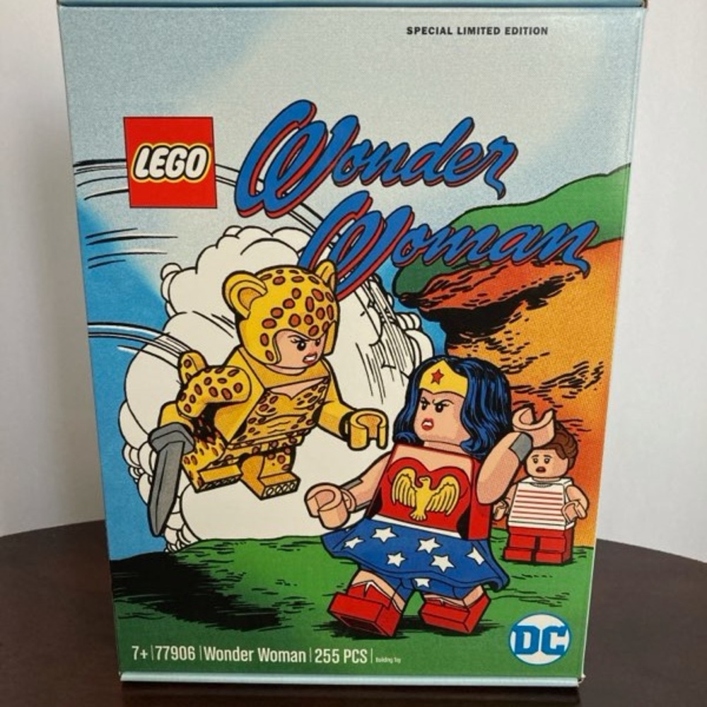 LEGO Wonder Woman Special Edition Set 77906 - Picture 2 of 12